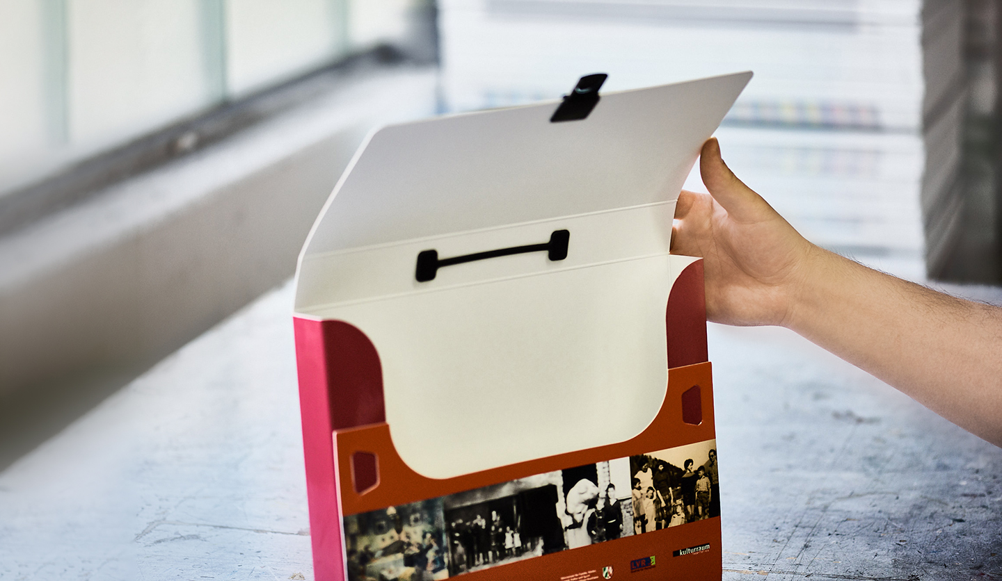 Werbekoffer aus stabilem Karton mit Koffergriff und Schnappverschluss - Innenansicht